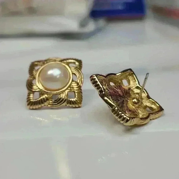 Gold tone fuax pearl earrings vintage style - Picture 6 of 15